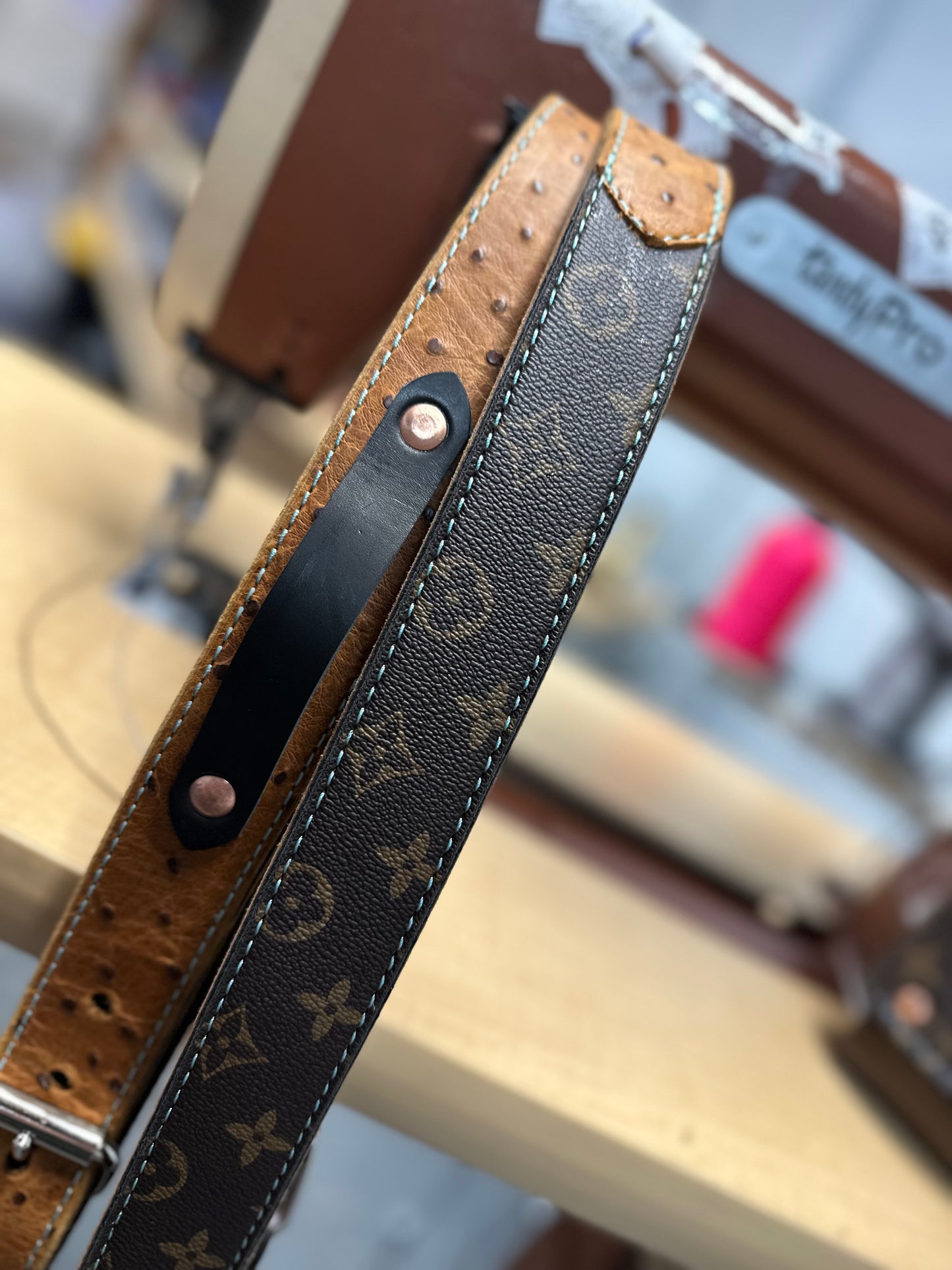 LV x OSTRICH RADIO STRAP SET