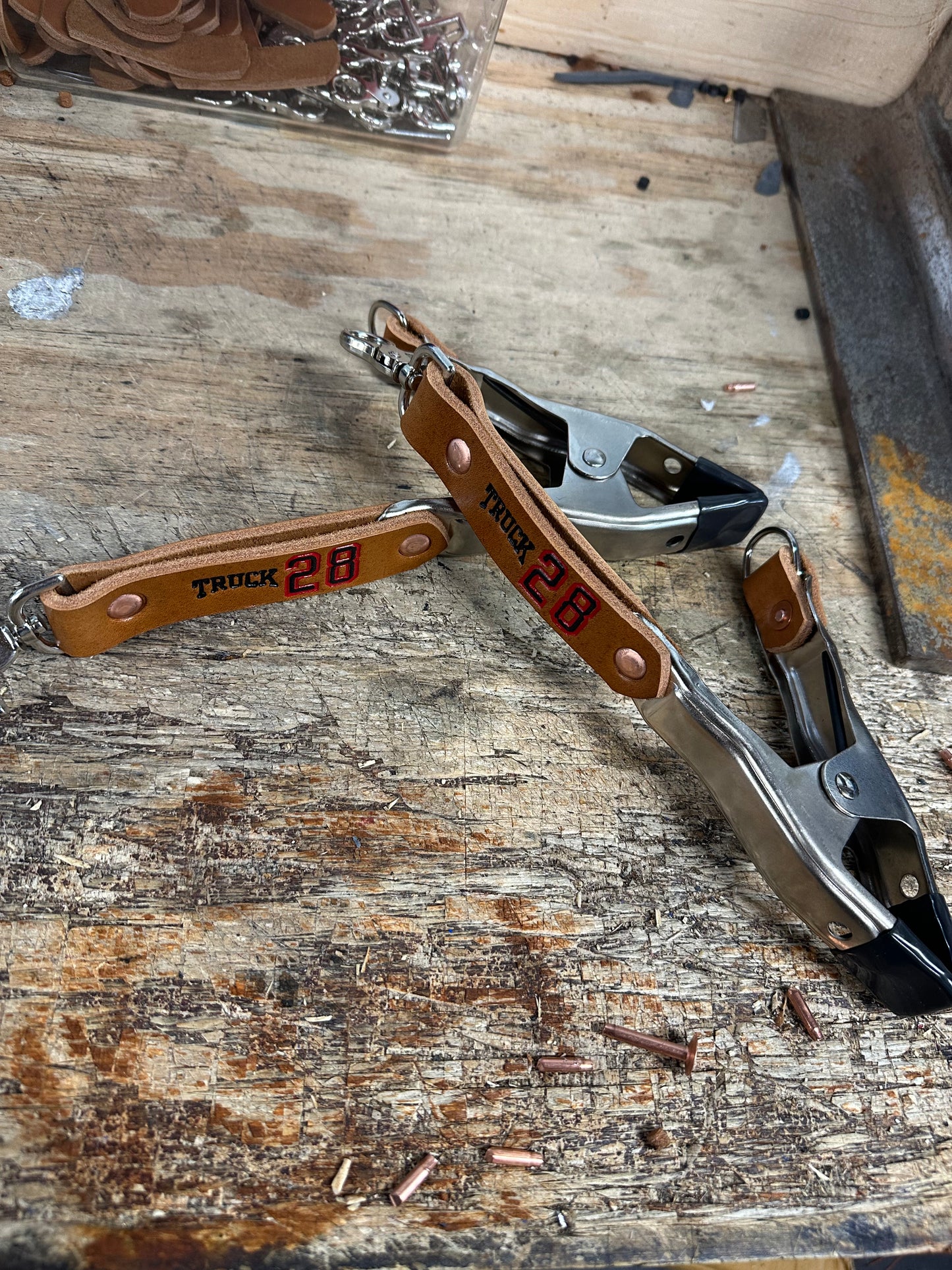 GLOVE CLIP / DOOR CHOCK