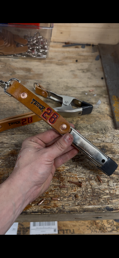 GLOVE CLIP / DOOR CHOCK