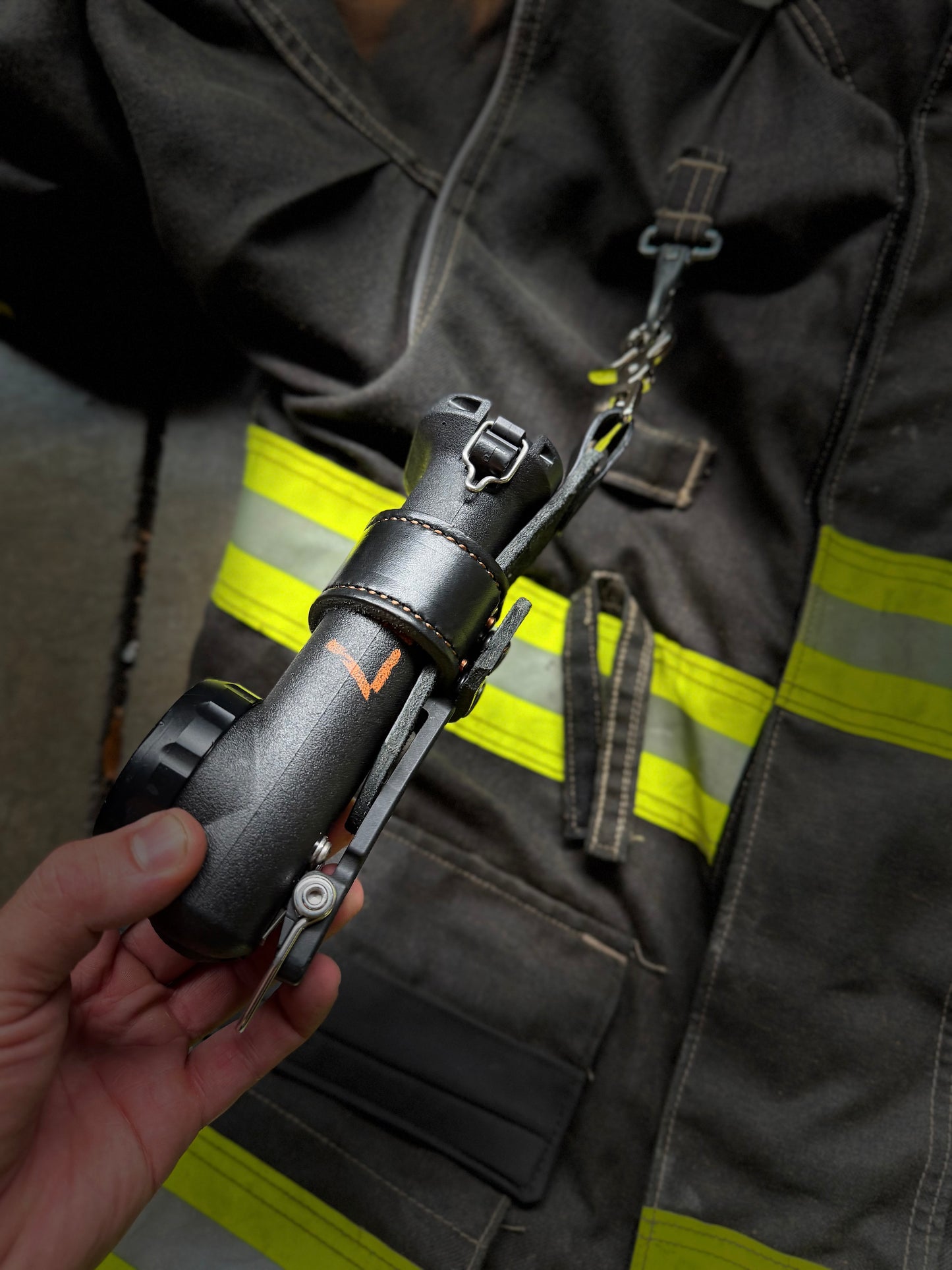 “FAT STRAP” Leather Inverted flashlight holder
