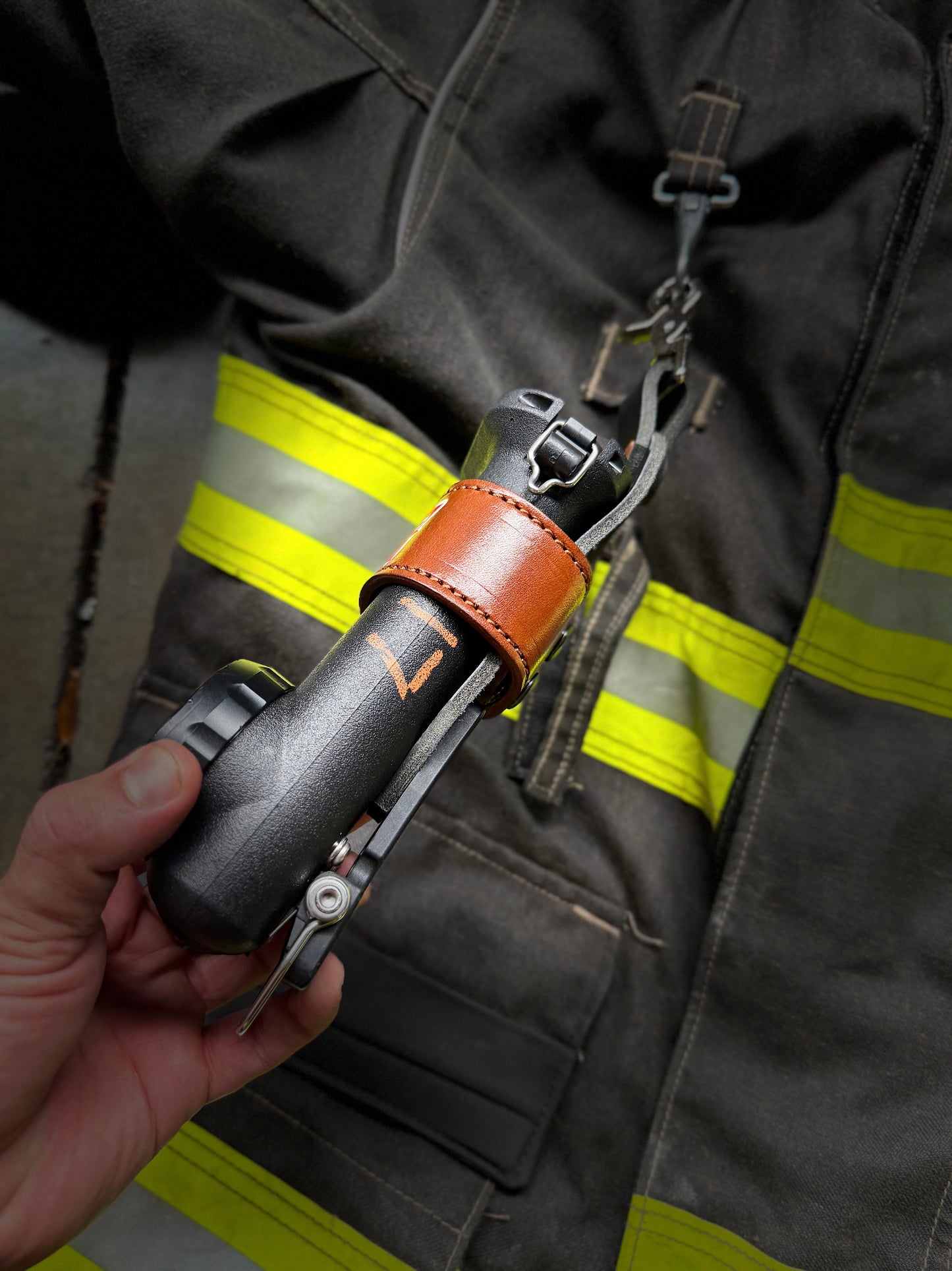 “FAT STRAP” Leather Inverted flashlight holder