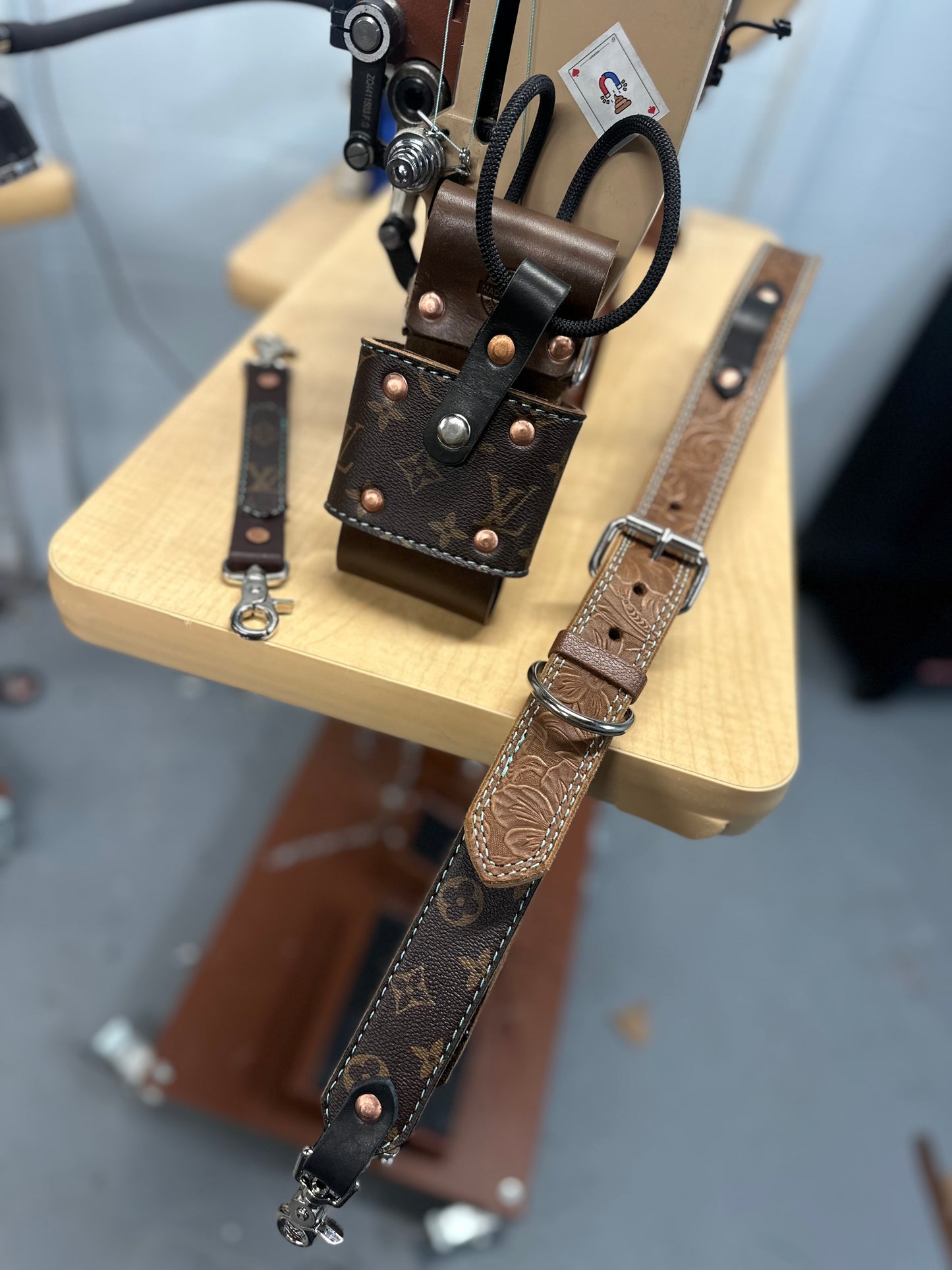 LV TOOLED RADIO STRAP SET
