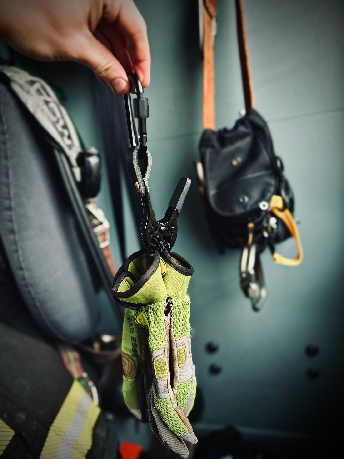 Locking Carabiner Glove Clip - Door Chock - black