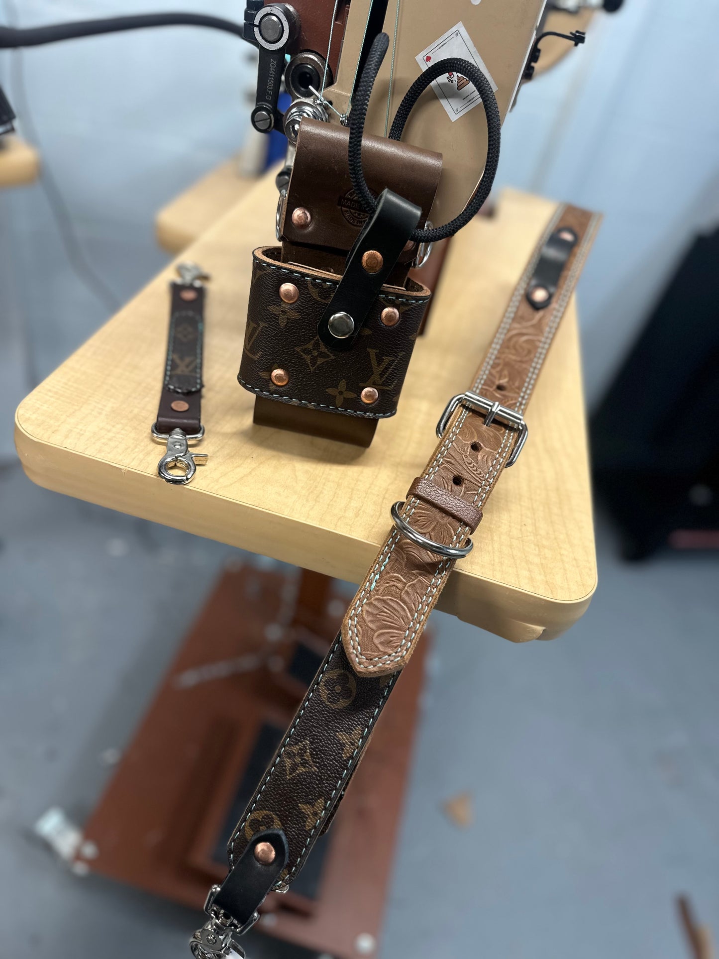 LV TOOLED RADIO STRAP SET