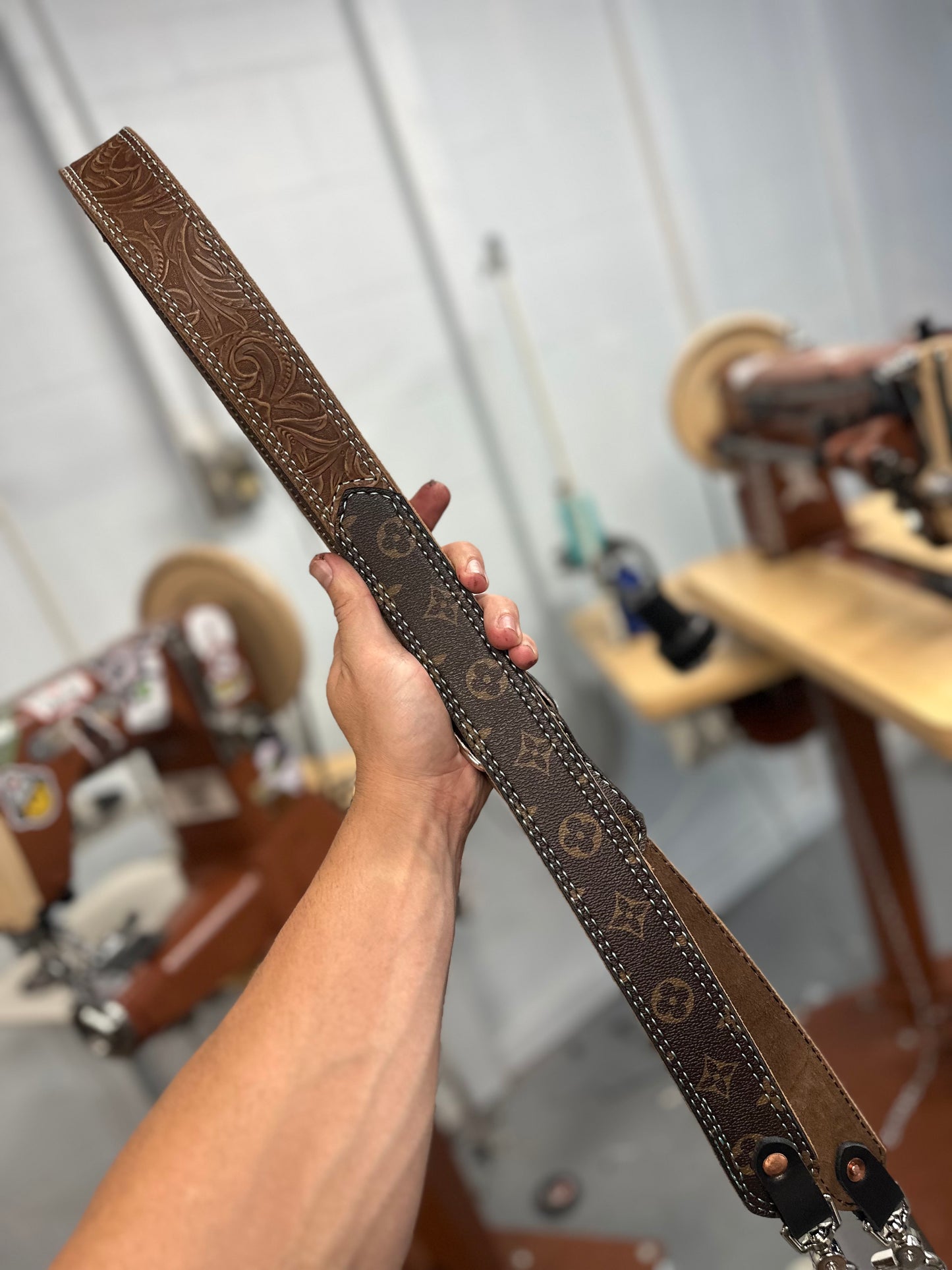 LV TOOLED RADIO STRAP SET