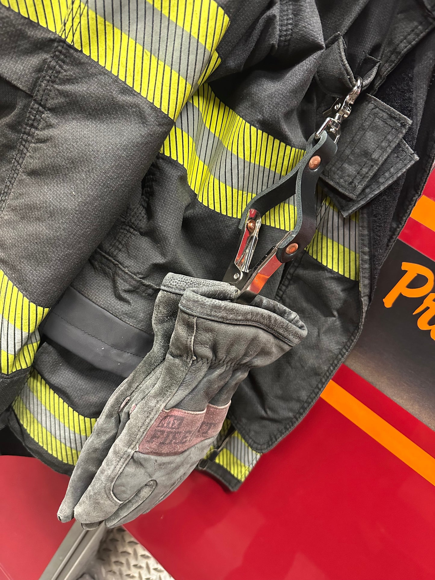 GLOVE CLIP / DOOR CHOCK NO.2