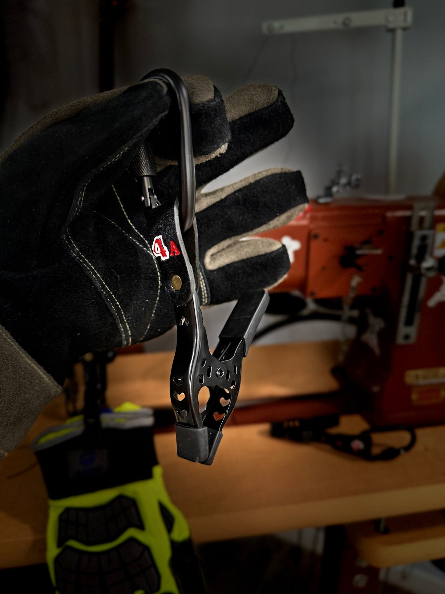 Custom - Locking Carabiner Glove Clip - Door Chock - black