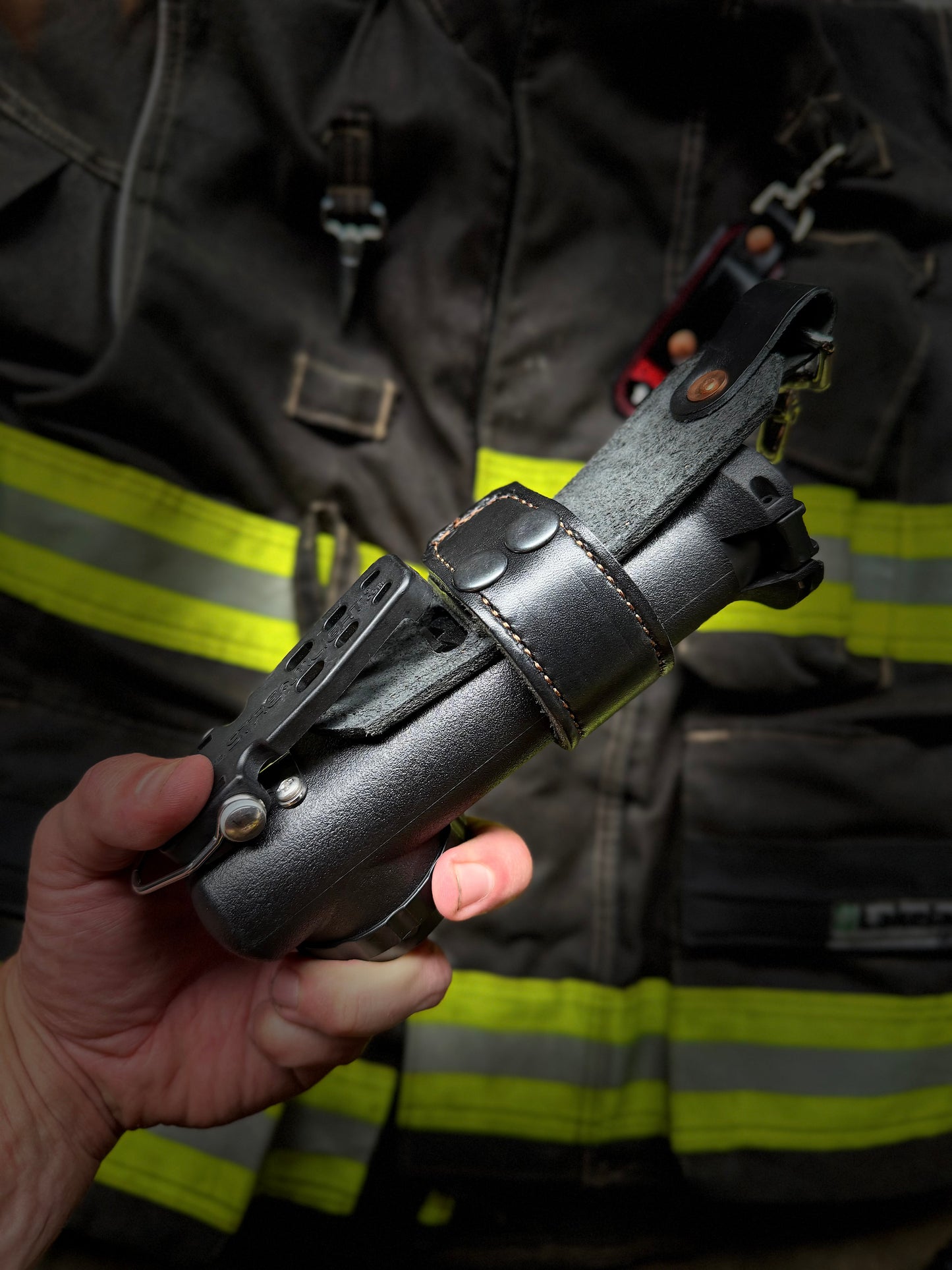 “FAT STRAP” Leather Inverted flashlight holder