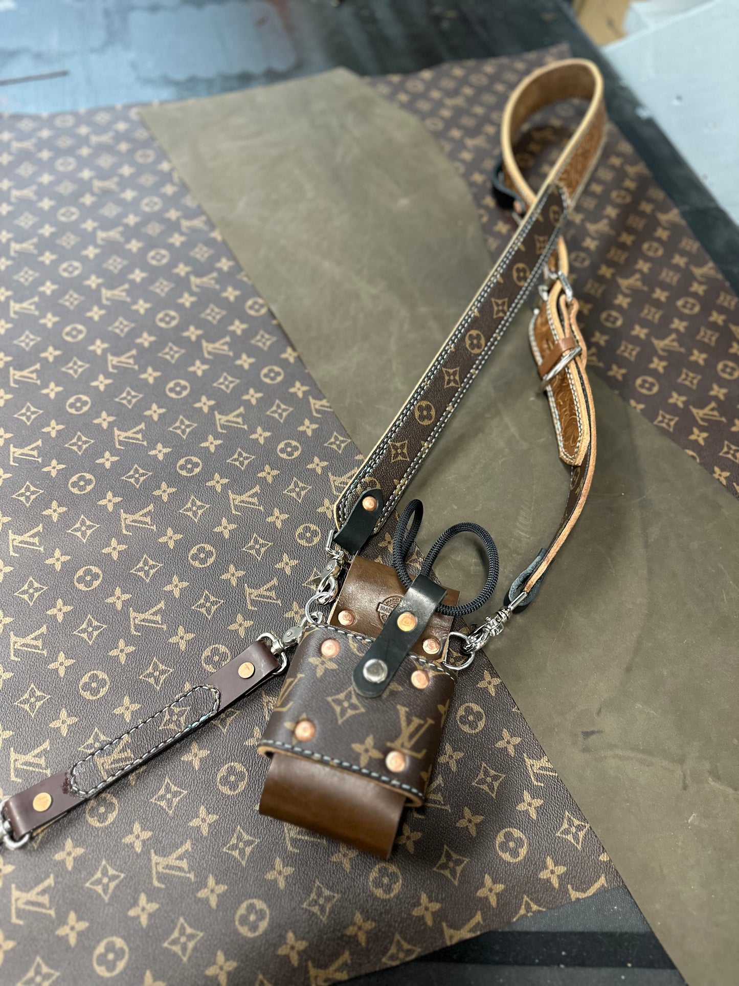 LV TOOLED RADIO STRAP SET