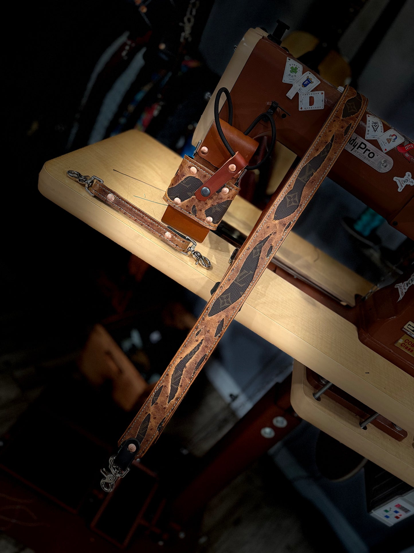 THE HIGH ROLLER – Designer × Ostrich Radio Strap Set
