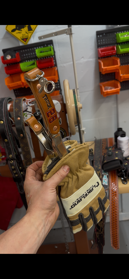 GLOVE CLIP / DOOR CHOCK