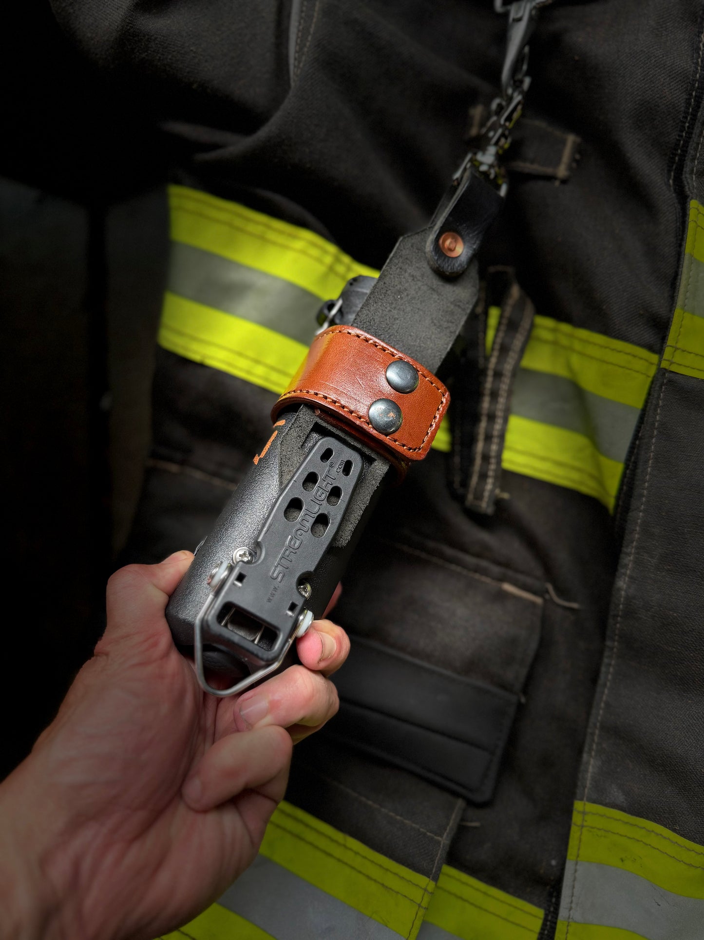 “FAT STRAP” Leather Inverted flashlight holder