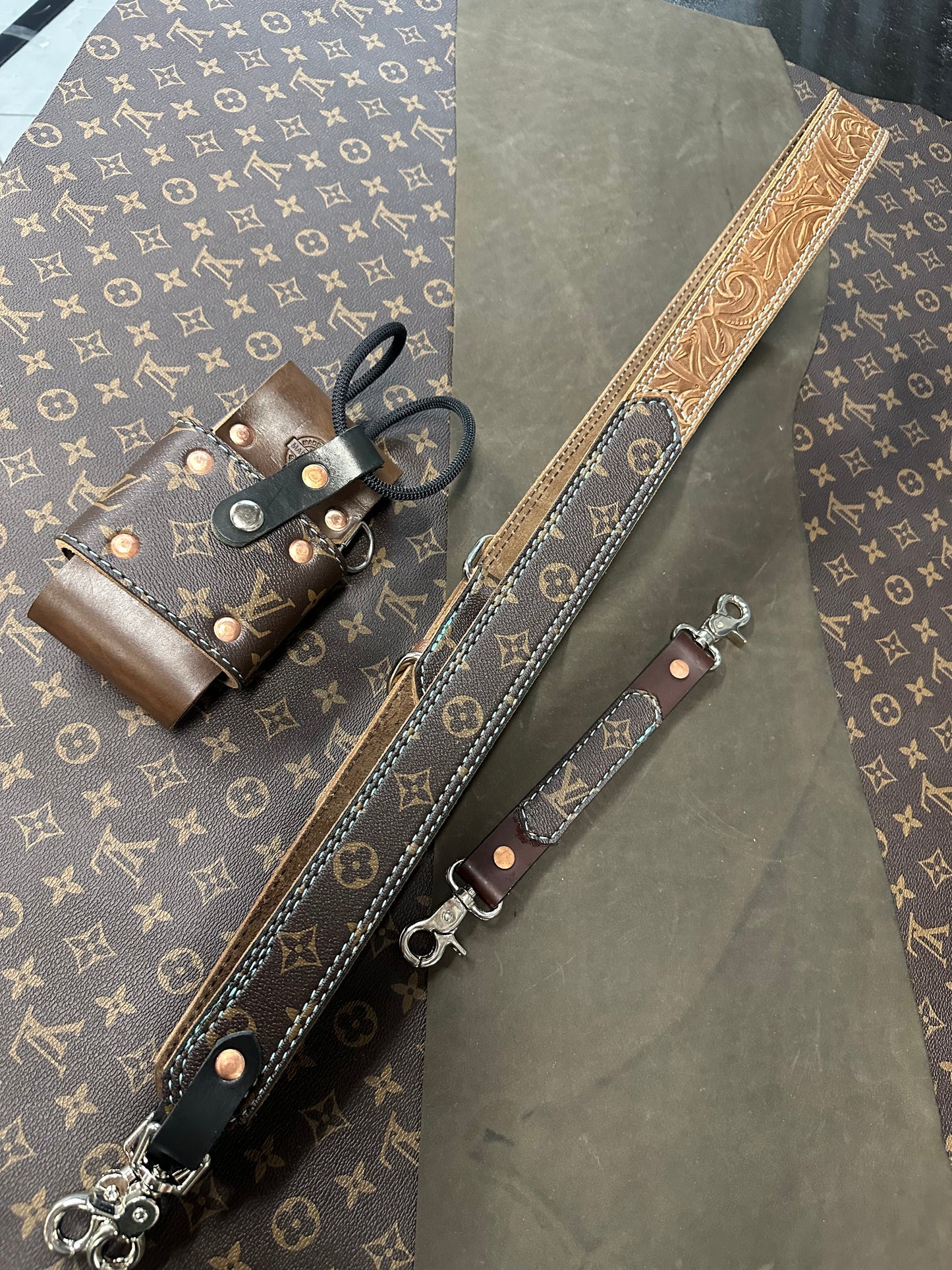 LV TOOLED RADIO STRAP SET