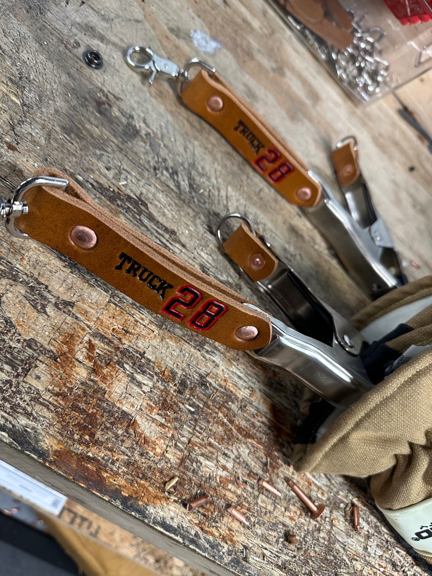 GLOVE CLIP / DOOR CHOCK